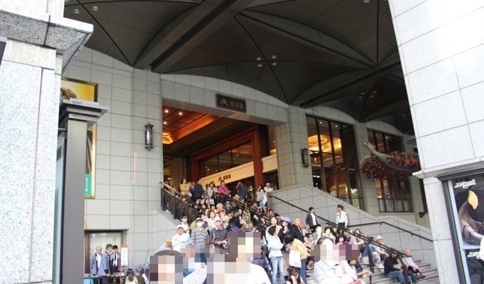 博多どんたくのパレードを博多座から鑑賞する人達