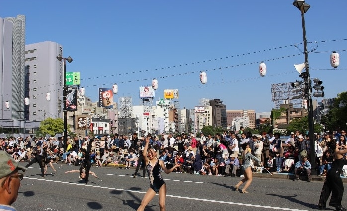 博多どんたくでバトンを披露する少女達