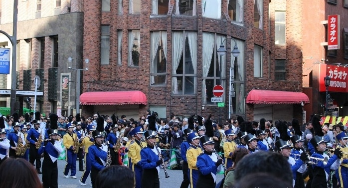 博多どんたくのパレードでの演奏風景