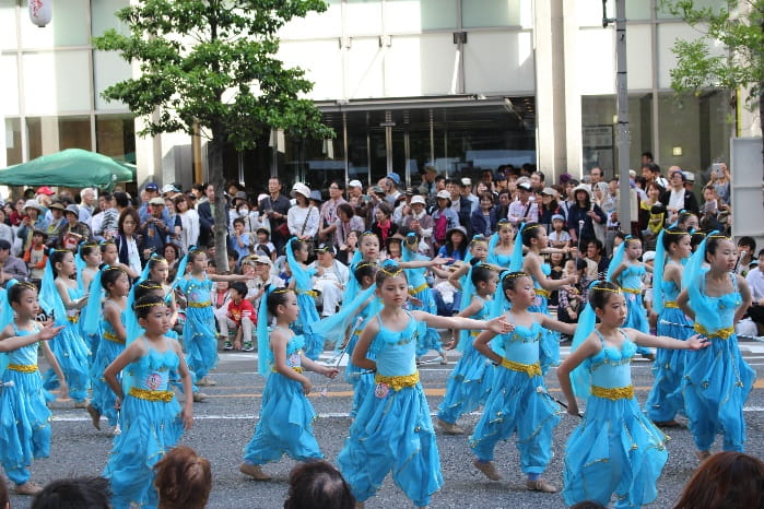 博多どんたく-パレードに参加する子ども