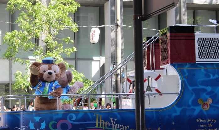 博多どんたくのパレードに参加するディズニーのキャラクター