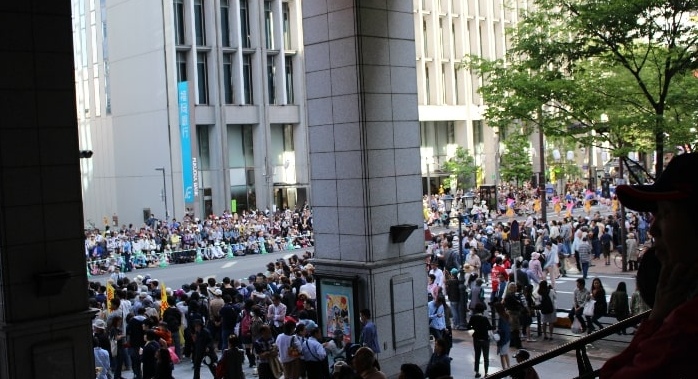 博多どんたくのパレードを博多座から観覧した時の光景