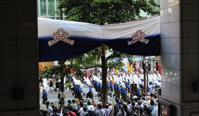 博多どんたくのパレードを博多座から観覧した時の光景