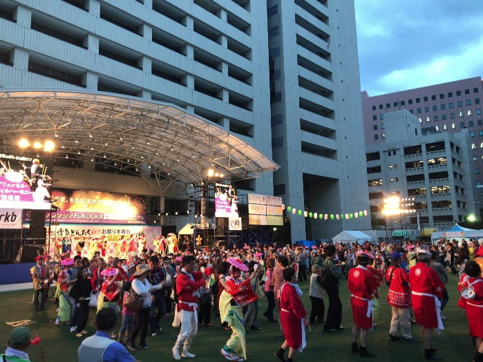 博多どんたくのお祭り本舞台前の総踊り