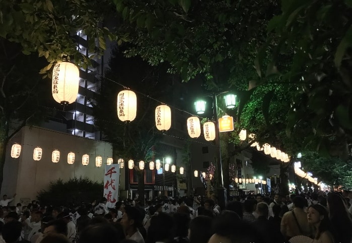 博多祇園山笠「追い山」をひと目見ようと集まる見物客