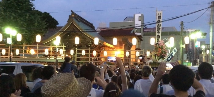 櫛田入りを撮影する見物客