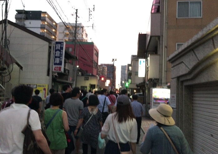 追い山を見るために移動する人