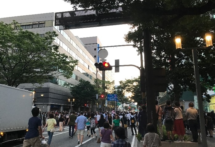 博多祇園山笠を見物しようと移動する人