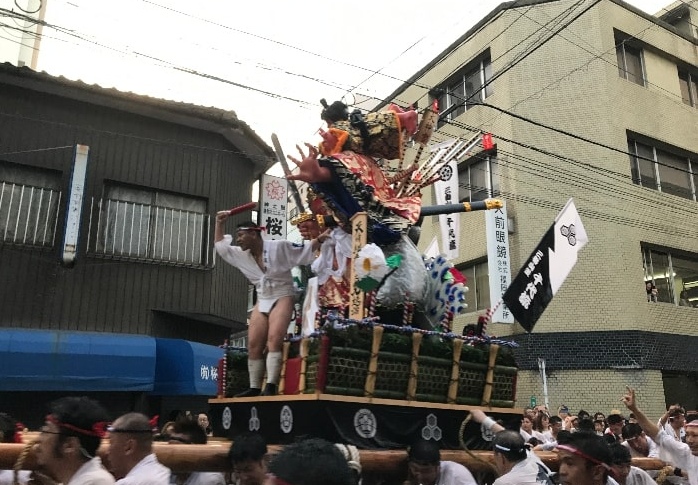 博多祇園山笠の追い山の光景