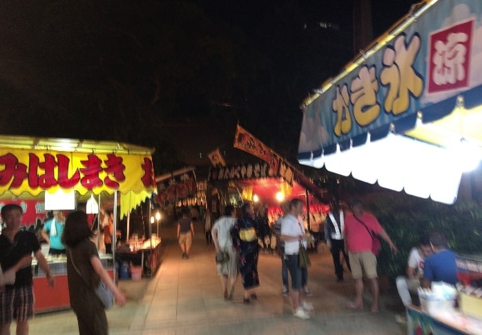 櫛田神社の境内で賑わっている屋台