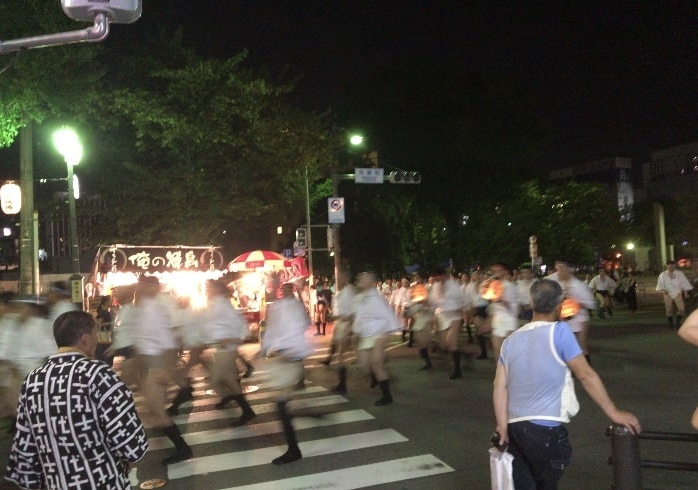 博多祇園山笠の追い山に向けて準備を始める舁き手たち