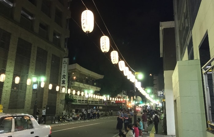 博多祇園山笠の追い山の場所取りをしている見物客