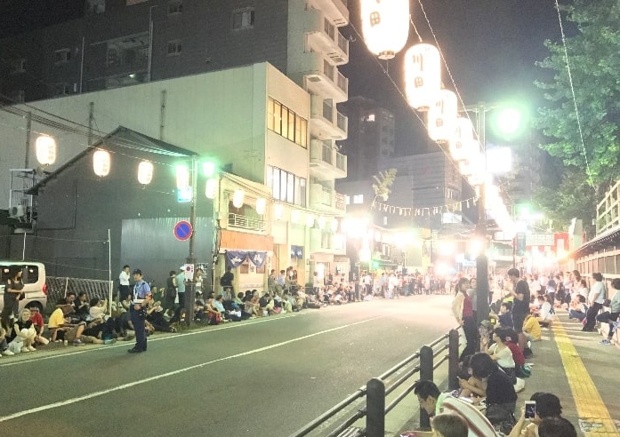 博多祇園山笠の追い山の場所取りをしている見物客