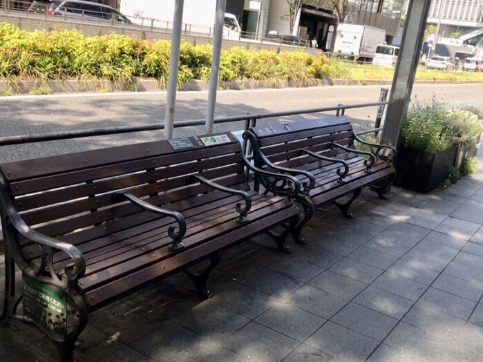 博多駅前通りの休憩ベンチ