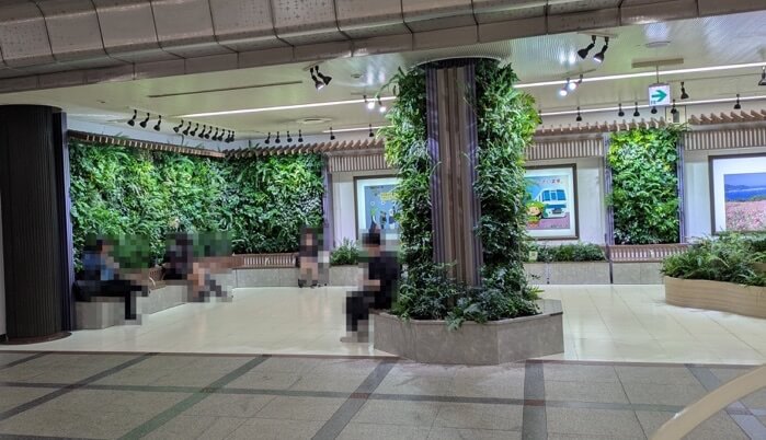 博多駅地下鉄改札口付近の休憩ベンチ