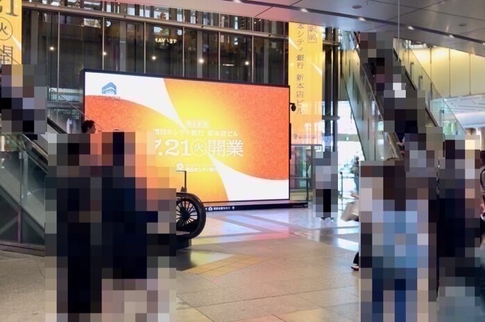 博多駅大画面前付近で待ち合わせをしている人