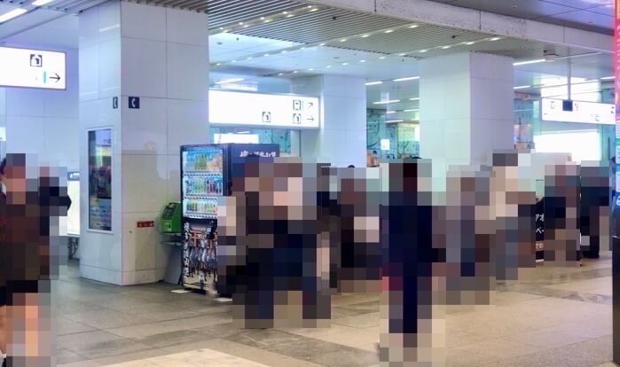 博多駅大画面前付近で待ち合わせをしている人