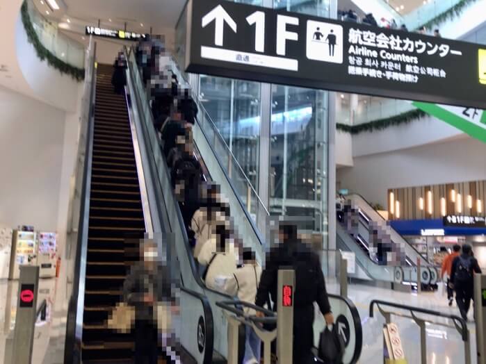 福岡空港の地下鉄から登っていくエレベーター